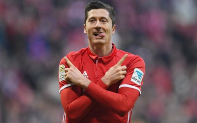 多宝电竞动态-凯恩带领球队感谢球迷远征军辛苦了