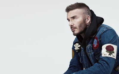 多宝电竞播报-西蒙斯庆祝时指向教练